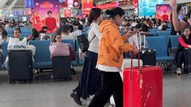 除夕高铁站：有人夜班后奔赴团圆，有人新春里启程远行