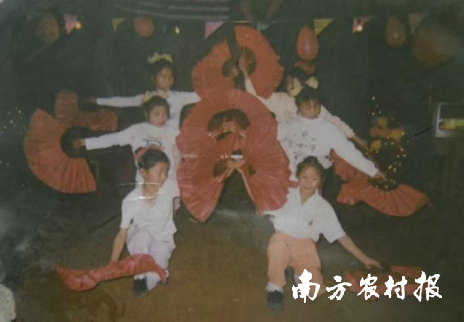 畲族村早期“村晚”表演画面。