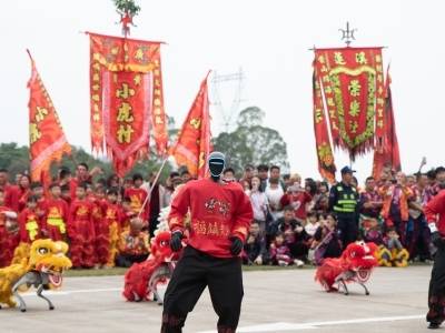 赛博醒狮踏春来！近万人涌上黄阁街头，这年味直接拉满