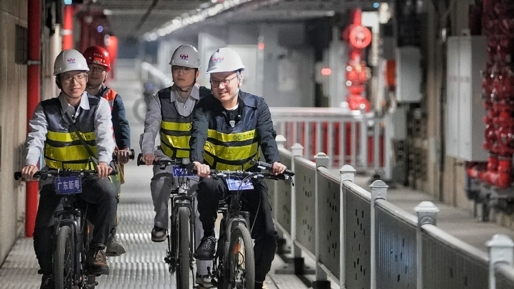 时代的年味丨迎着新年的光：一边是团圆，一边是坚守