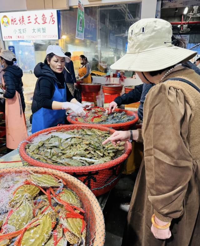 湛江海鲜市场吸引游客选购。