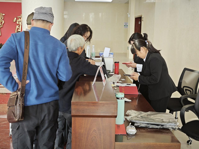 游客在汕头市委党校办理入住