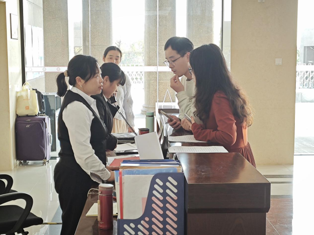 工作人员为游客办理入住