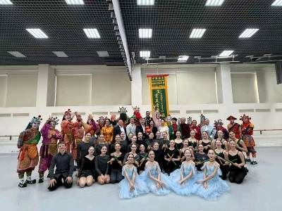 “中华战舞”邂逅《天鹅湖》，英歌与芭蕾莫斯科“冰火”对话｜文化中国行