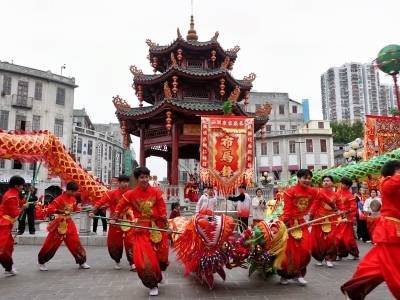 新春走基层 | 汕头小公园，民俗表演引客如潮涌