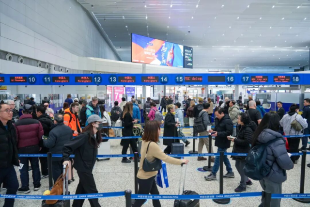 春节期间，广州白云机场白云出入境边防检查站不少“洋面孔”