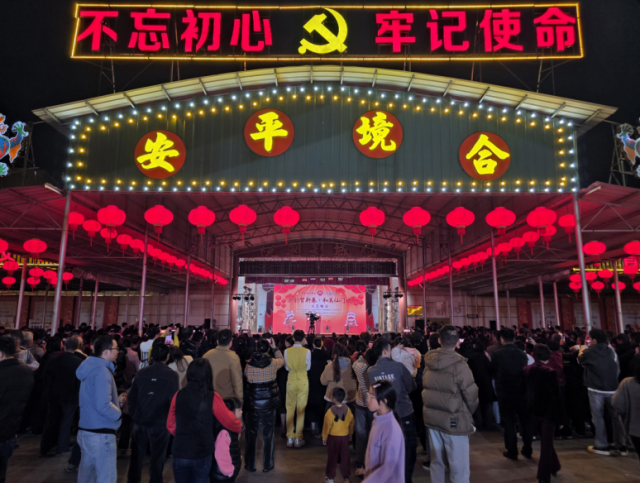 仙门城社区南门广场舞台灯笼高挂，现场气氛热烈，座无虚席。