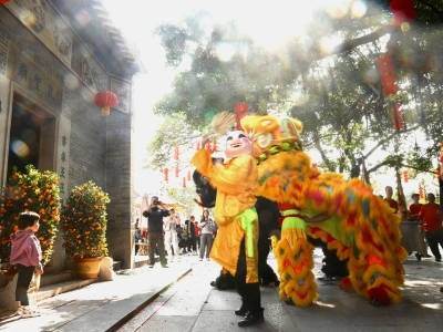 西樵松塘村“出色”巡游上演，万人空巷品年味