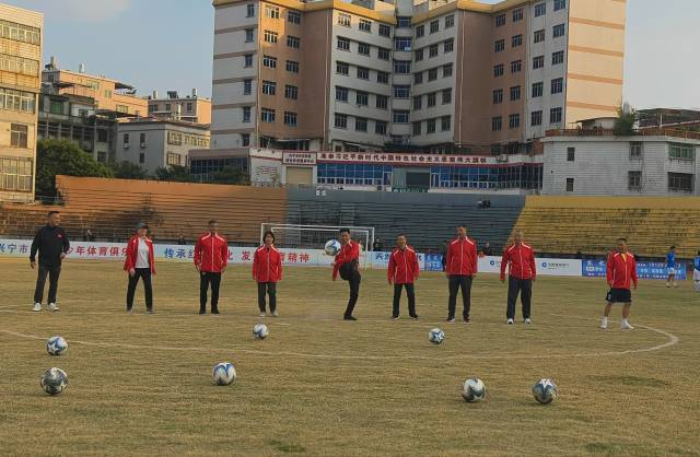 国脚聚首助燃“兴超”。 