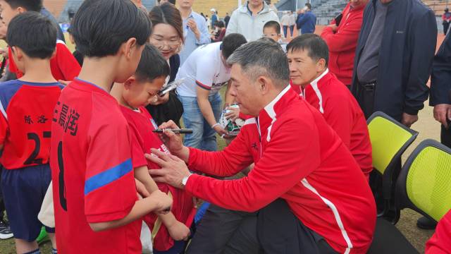 兴宁籍足球名宿为球迷签字。  