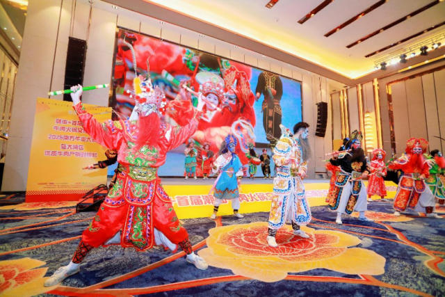 媒体+首届潮汕牛肉火锅文化节现场英歌舞表演。 媒体+首届潮汕牛肉火锅文化节现场英歌舞表演。