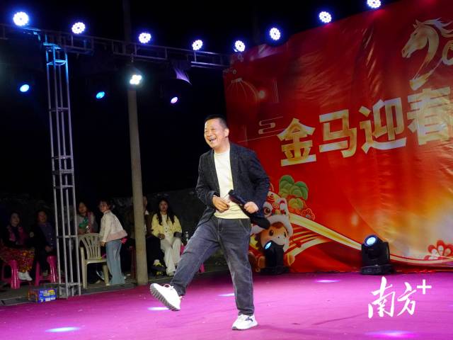 卢思琪的父亲卢跃武在台上唱歌。