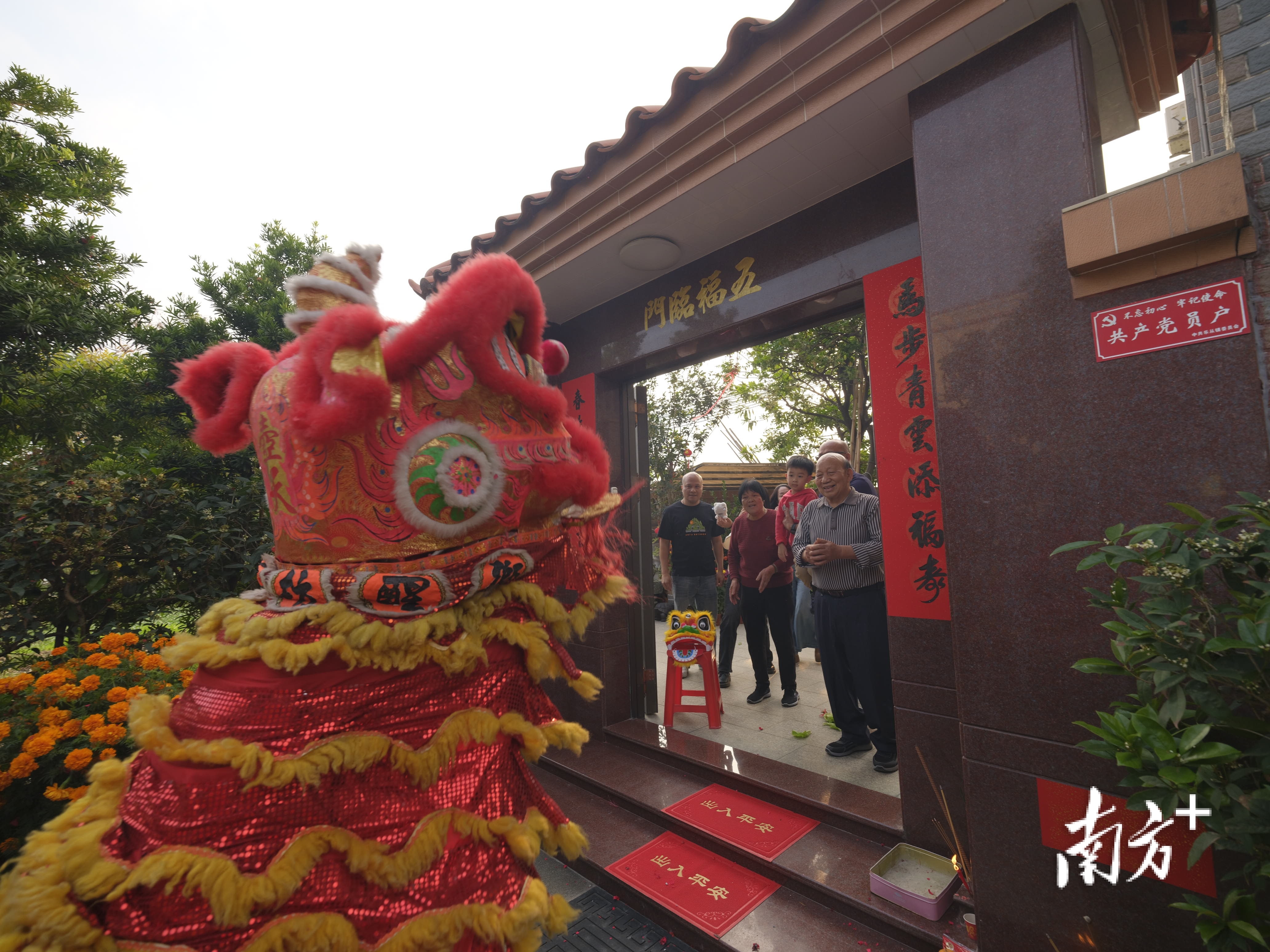 “醒狮”逐户拜门采青，为村民送福纳祥。&nbsp;