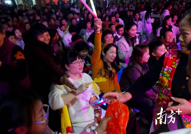 西都村“村晚”现场气氛热烈。