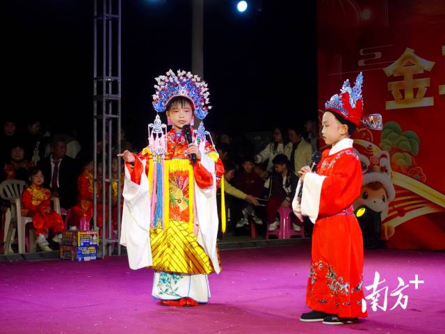 身着戏服的孩子们登台，咿咿呀呀地唱着潮剧。