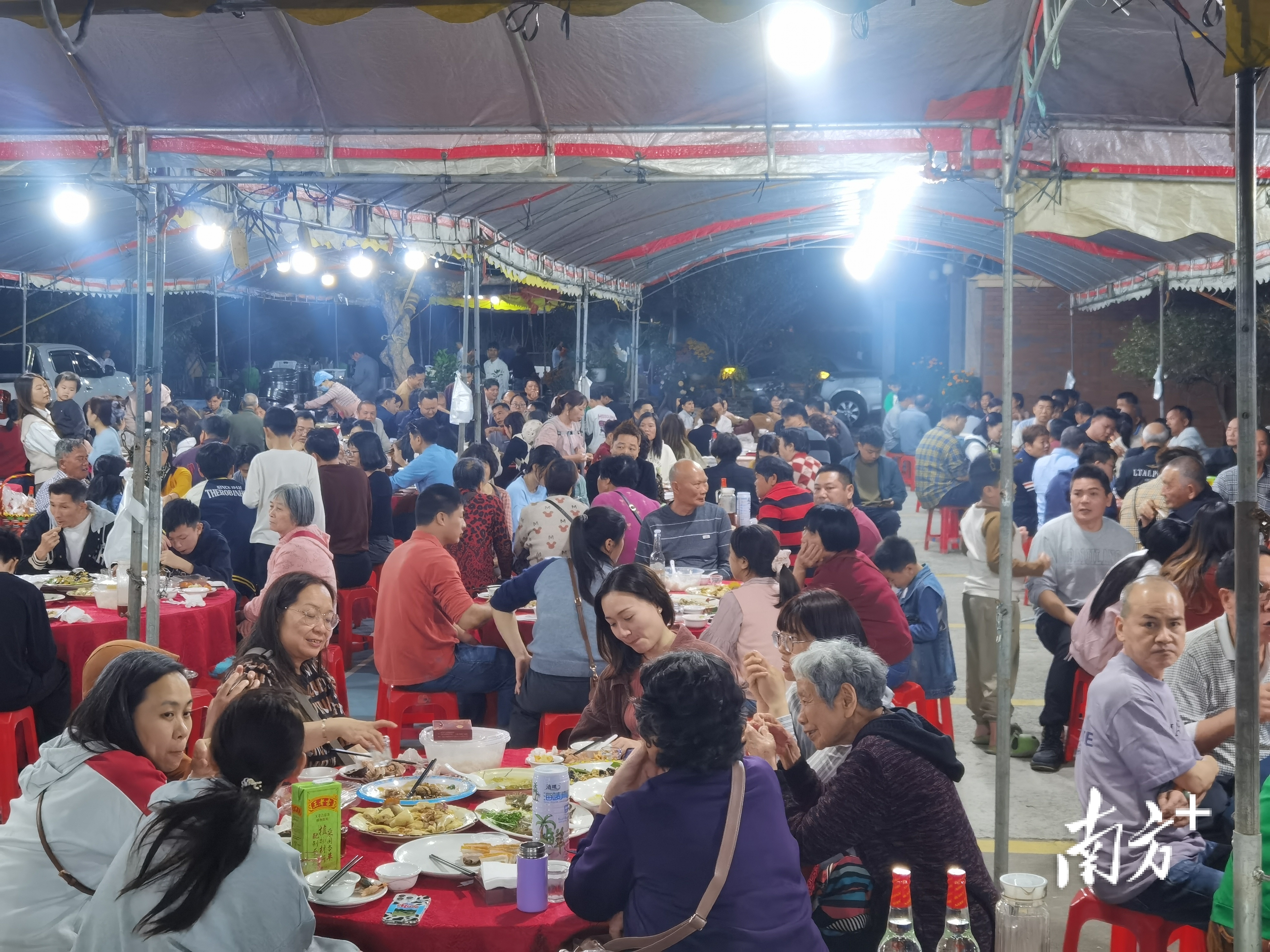 壶天坊内筵开170多席。 受访者 供图