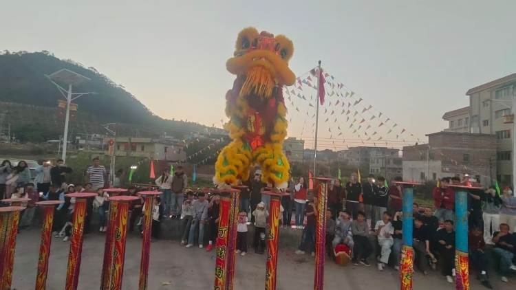 祥灯焕彩承古韵！兴宁坭陂镇