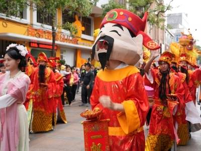 新春走基层丨阳江初五迎财神 高铁站里舞起来