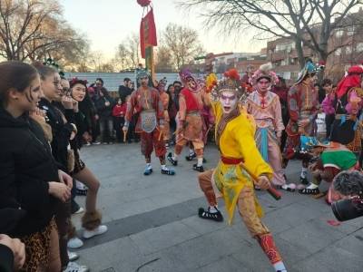 “马”上约起！英歌马年燃动马德里，主题邮票同场首发｜文化中国行