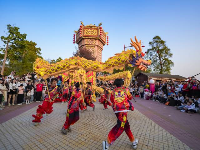 花灯楼下，金龙起舞。