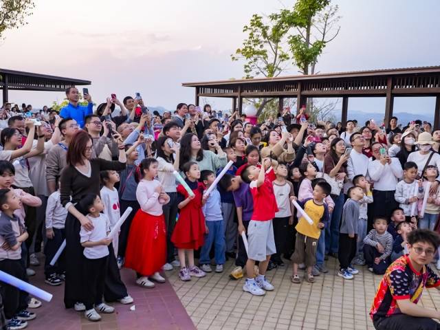 活动现场人头涌动，热闹非凡。