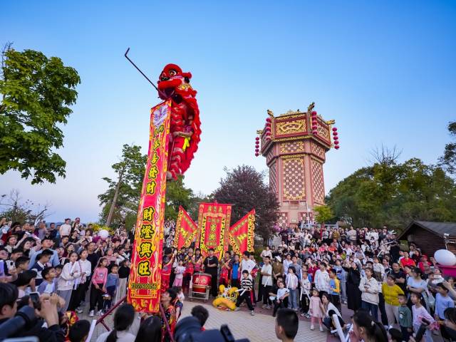 醒狮送福，喝彩连连。