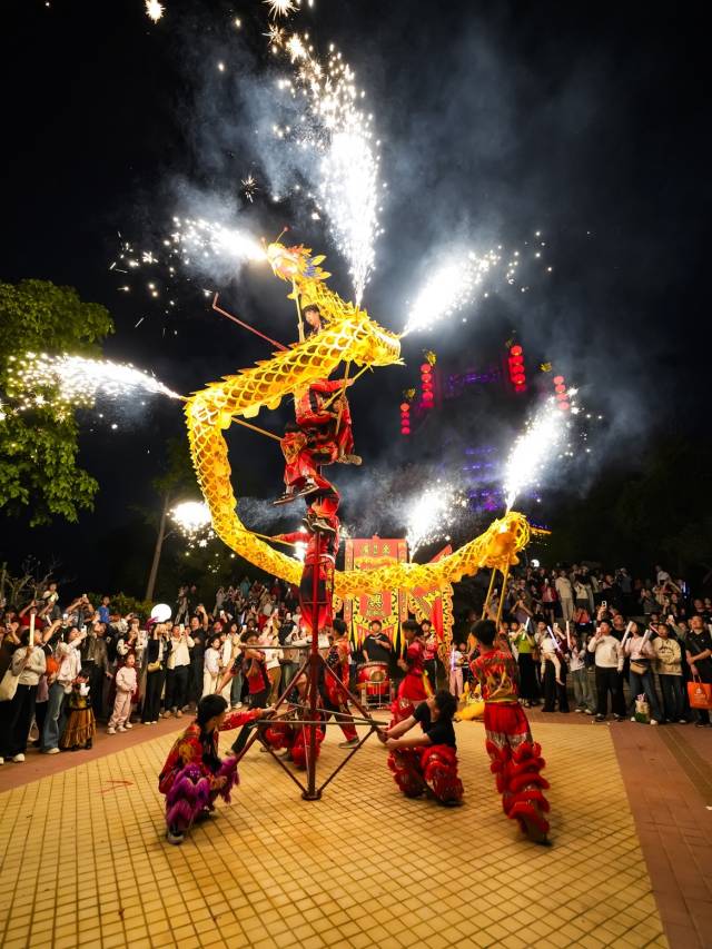 夜幕降临，金龙吐焰。