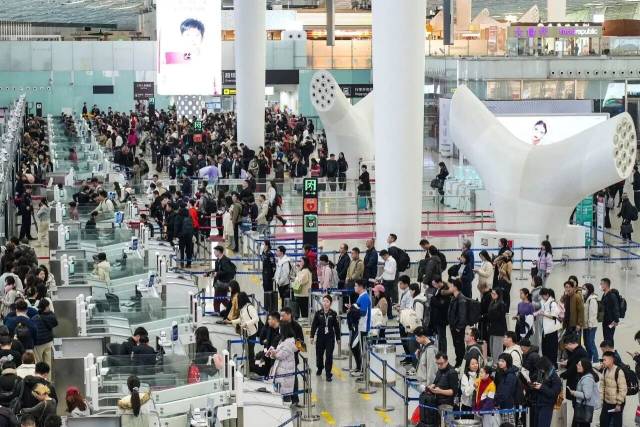 年初七，各地返程客流攀升。图源：深圳机场发布。