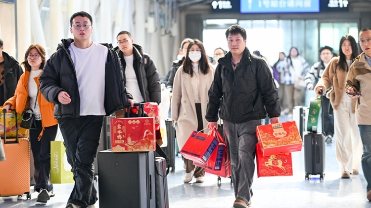 行囊里的故乡味，奋斗路上的“广货”情丨新春走基层