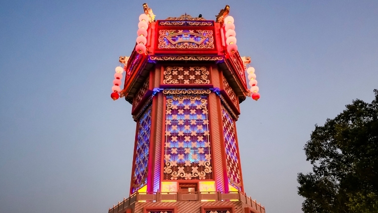 世界最大花灯楼点亮新春夜空，兴宁邀世界来“追光”