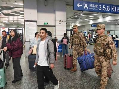武警官兵坚守岗位，护航春运返程高峰