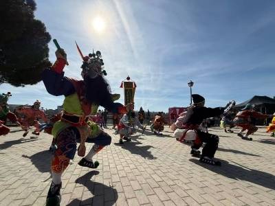 “热舞”马德里！普宁英歌“欢乐春节”巡游再掀高潮｜文化中国行