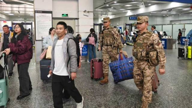 武警官兵坚守岗位，护航春运返程高峰