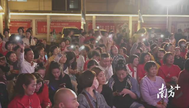 博贺镇“骏马扬蹄再启征程”春节联欢晚会现场人山人海。