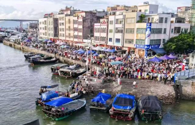 博贺天光墟的热闹景象。杨承志 摄