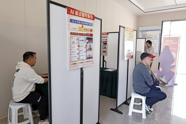 AI面试吸引不少乡亲前往体验。
