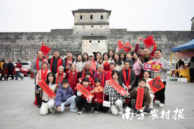 大家庭相约在双峰寨前拍摄全家福