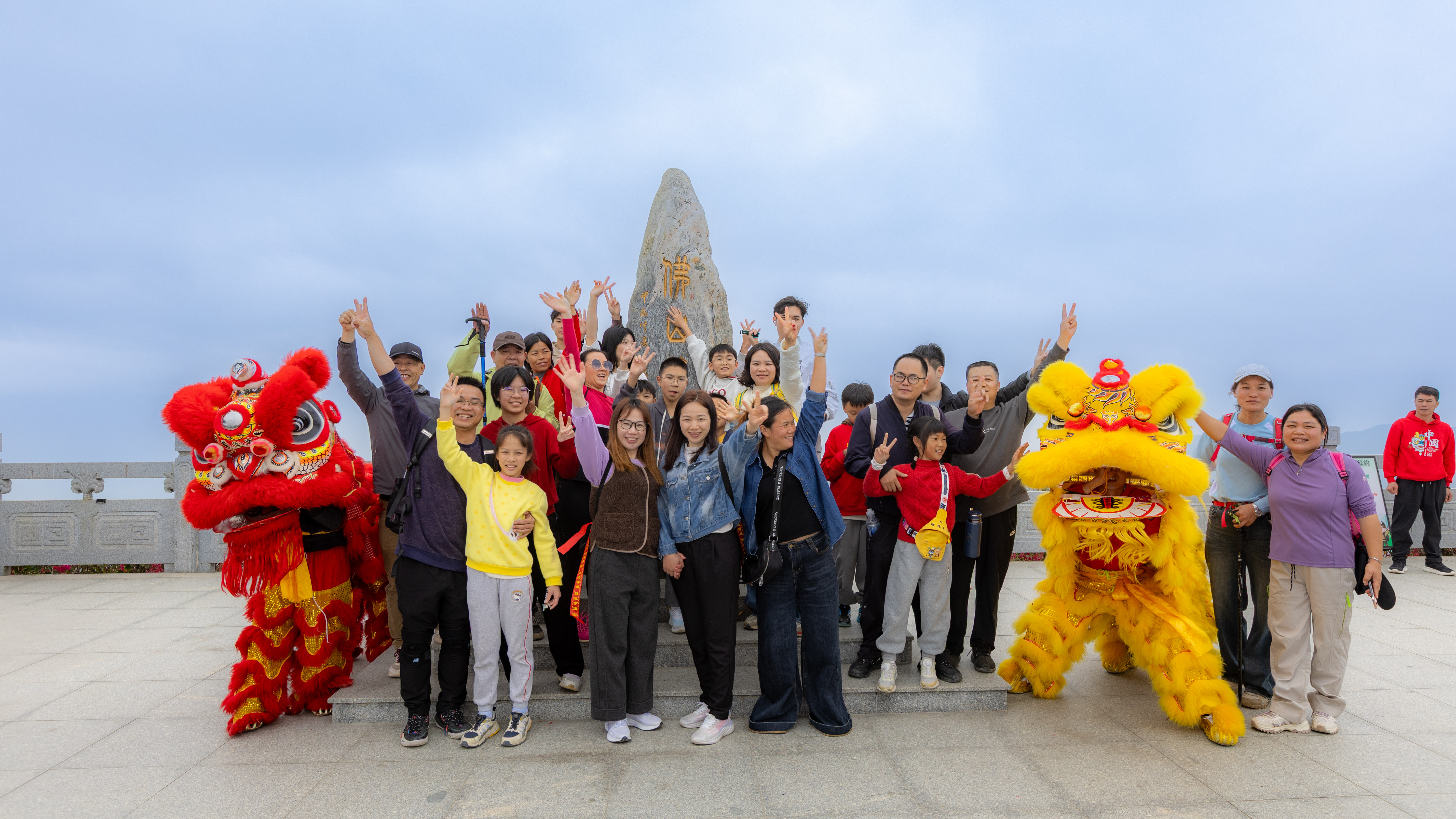 游客登顶皂幕山。&nbsp; &nbsp;杨和供图