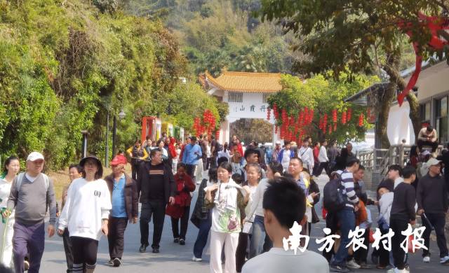 丹霞山景区游人如织。谭玉玲摄