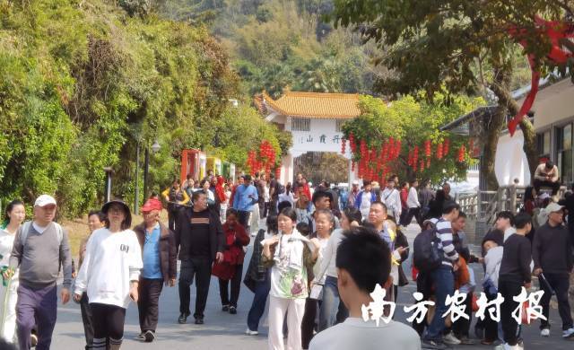 丹霞山景区游人如织。谭玉玲摄