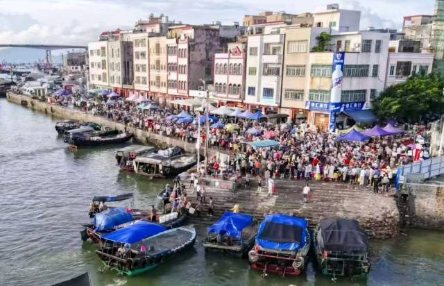 博贺天光墟的热闹景象。杨承志 摄