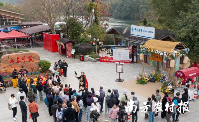 游客观看变脸表演。