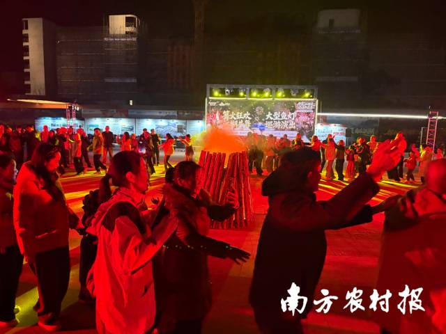 丹霞山游客开心参与篝火晚会。祥源丹霞供图