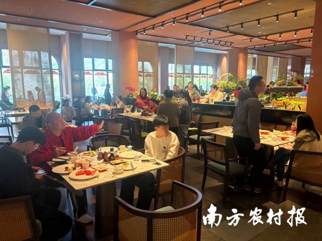 丹霞自由家酒店餐厅一角。