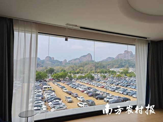 瑶塘新村停车场停满游客车辆。