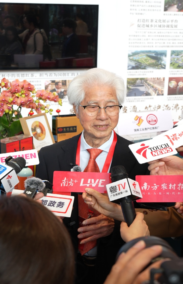 中国工程院院士、华南理工大学建筑学院名誉院长何镜堂接受媒体采访。谭家富 摄