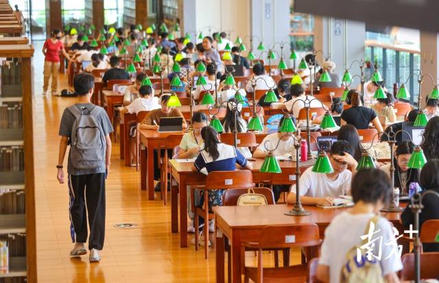 平日里,不少学生和市民走进中山纪念图书馆看书学习。南方+记者 叶志文 摄 平日里,不少学生和市民走进中山纪念图书馆看书学习。南方+记者 叶志文 摄
