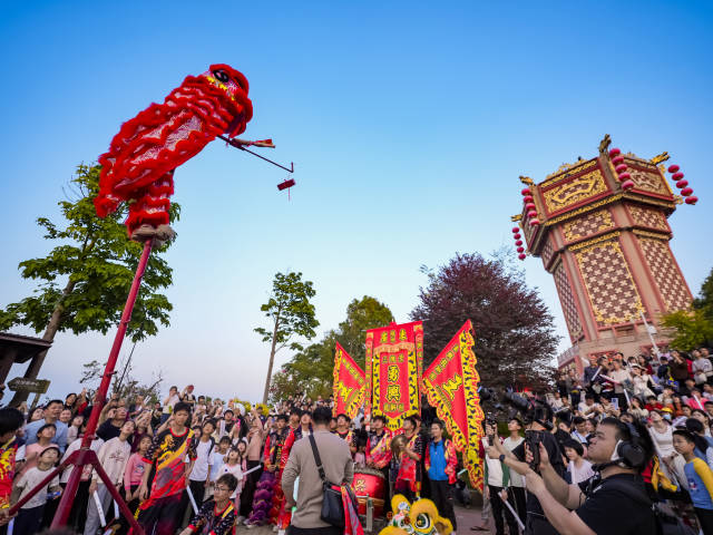 数万游客共赏世界最大花灯楼亮灯。  