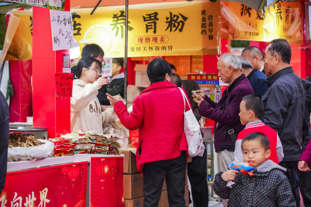 活动周边摊位销售火热。  