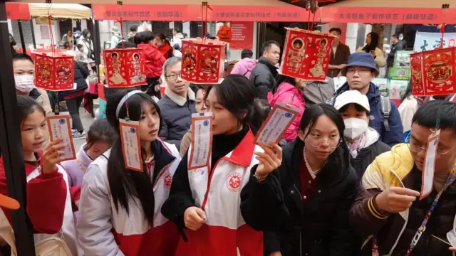 灯谜问俗资料图。梁学俭 摄